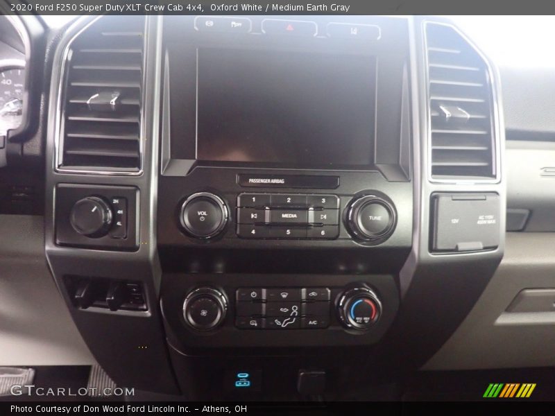 Oxford White / Medium Earth Gray 2020 Ford F250 Super Duty XLT Crew Cab 4x4