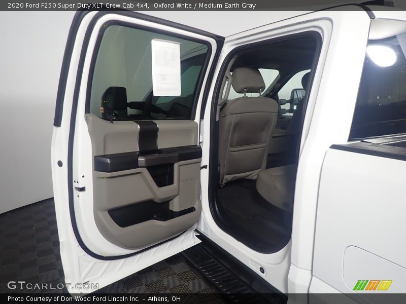 Oxford White / Medium Earth Gray 2020 Ford F250 Super Duty XLT Crew Cab 4x4