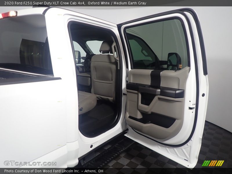 Oxford White / Medium Earth Gray 2020 Ford F250 Super Duty XLT Crew Cab 4x4