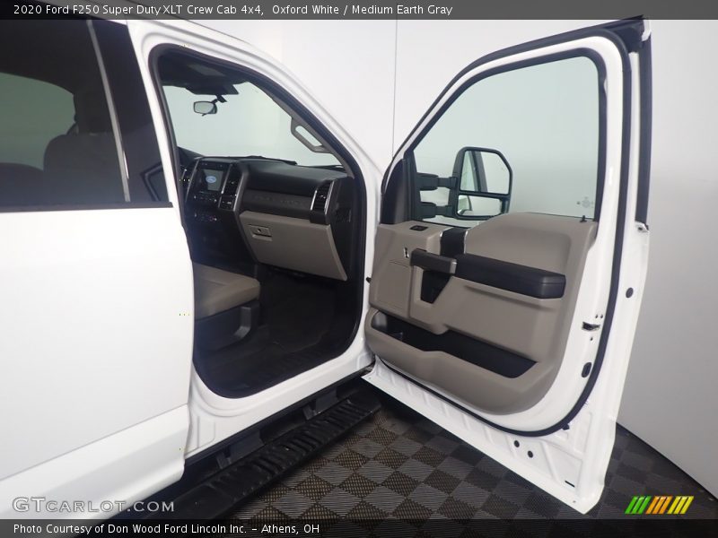 Oxford White / Medium Earth Gray 2020 Ford F250 Super Duty XLT Crew Cab 4x4