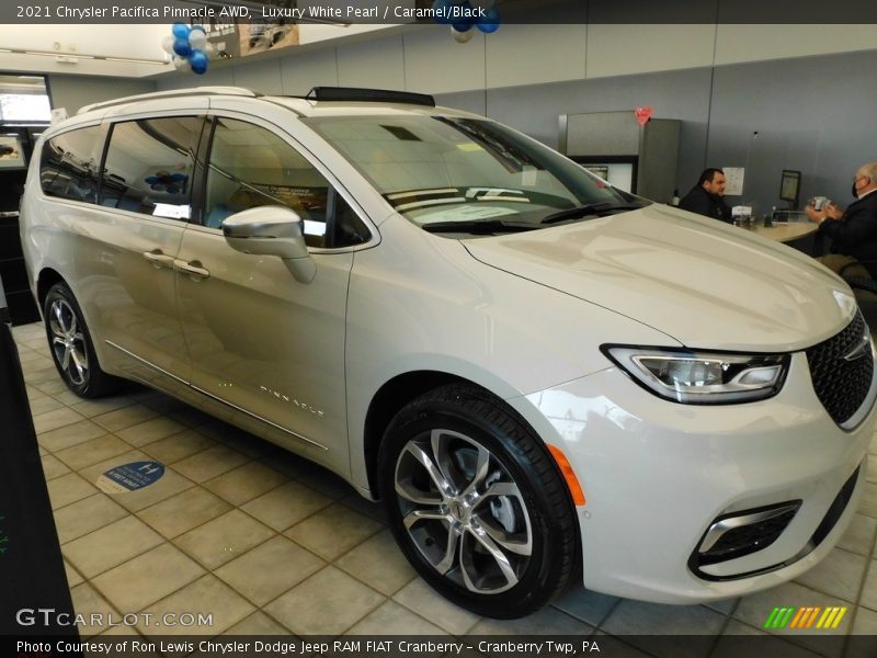 Front 3/4 View of 2021 Pacifica Pinnacle AWD