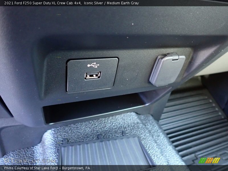 Iconic Silver / Medium Earth Gray 2021 Ford F250 Super Duty XL Crew Cab 4x4