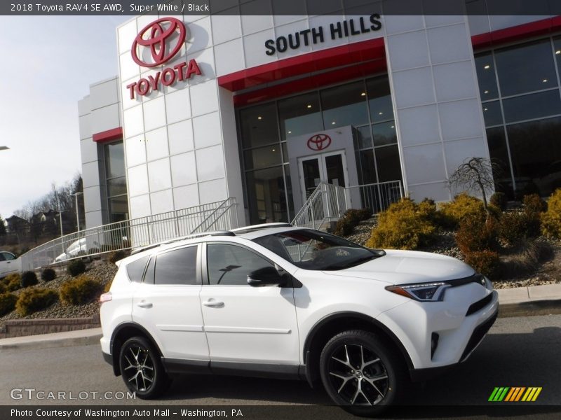 Super White / Black 2018 Toyota RAV4 SE AWD