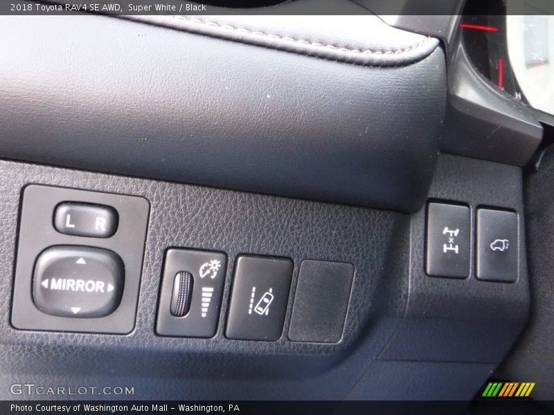Super White / Black 2018 Toyota RAV4 SE AWD
