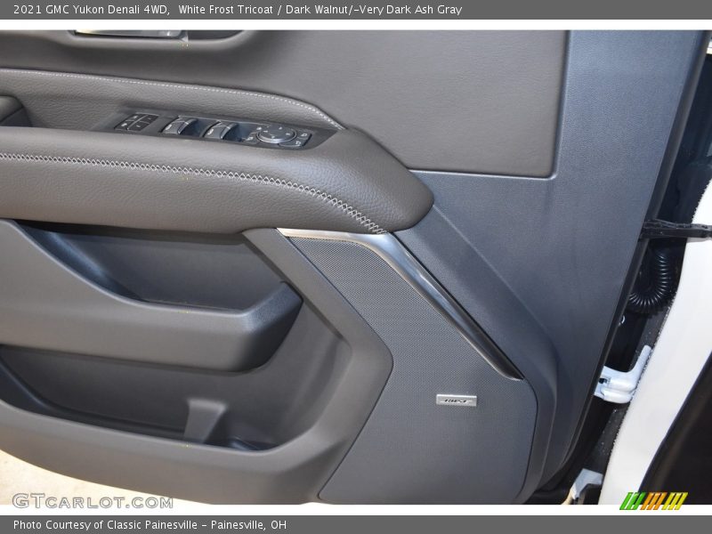 White Frost Tricoat / Dark Walnut/­Very Dark Ash Gray 2021 GMC Yukon Denali 4WD