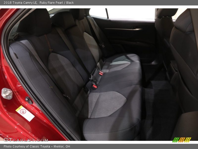 Ruby Flare Pearl / Black 2018 Toyota Camry LE