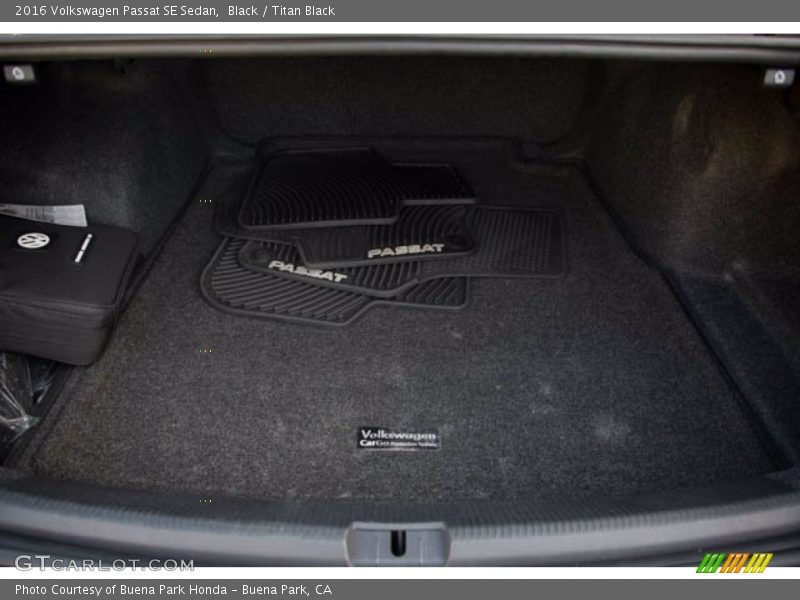 Black / Titan Black 2016 Volkswagen Passat SE Sedan