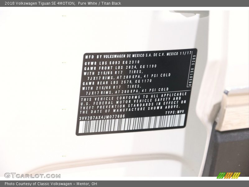 Pure White / Titan Black 2018 Volkswagen Tiguan SE 4MOTION