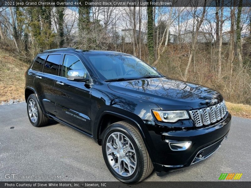 Front 3/4 View of 2021 Grand Cherokee Overland 4x4