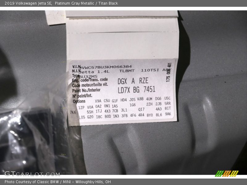 Platinum Gray Metallic / Titan Black 2019 Volkswagen Jetta SE