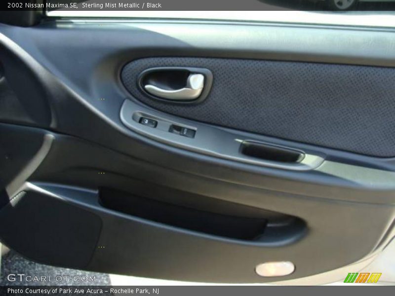 Sterling Mist Metallic / Black 2002 Nissan Maxima SE