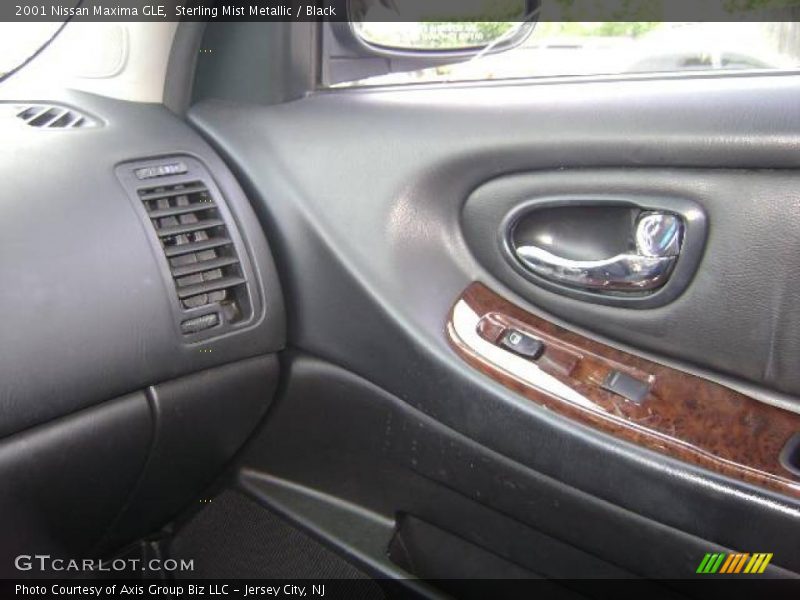 Sterling Mist Metallic / Black 2001 Nissan Maxima GLE