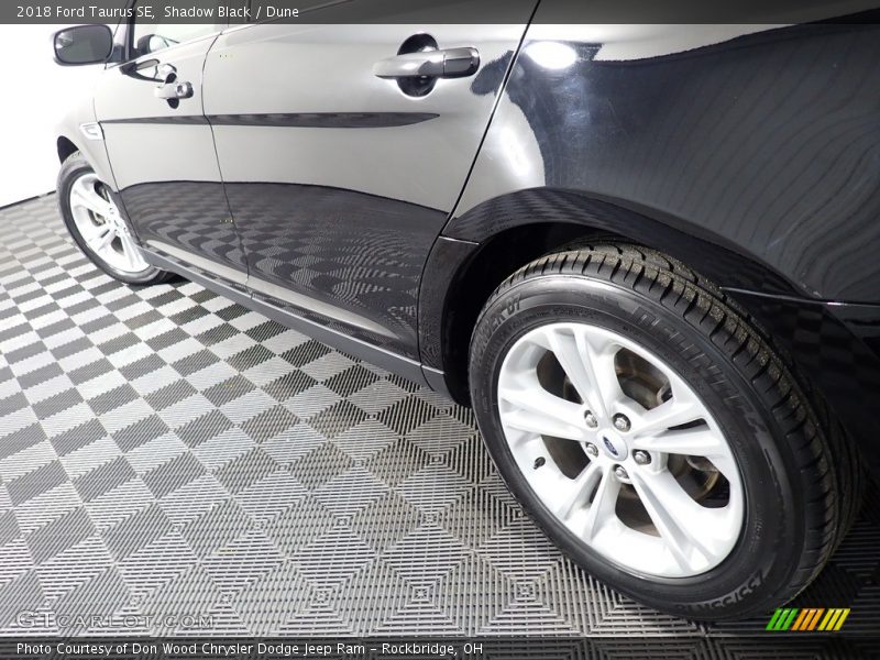 Shadow Black / Dune 2018 Ford Taurus SE