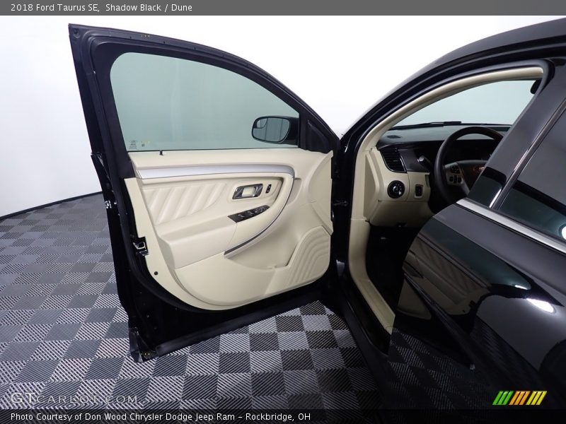 Shadow Black / Dune 2018 Ford Taurus SE