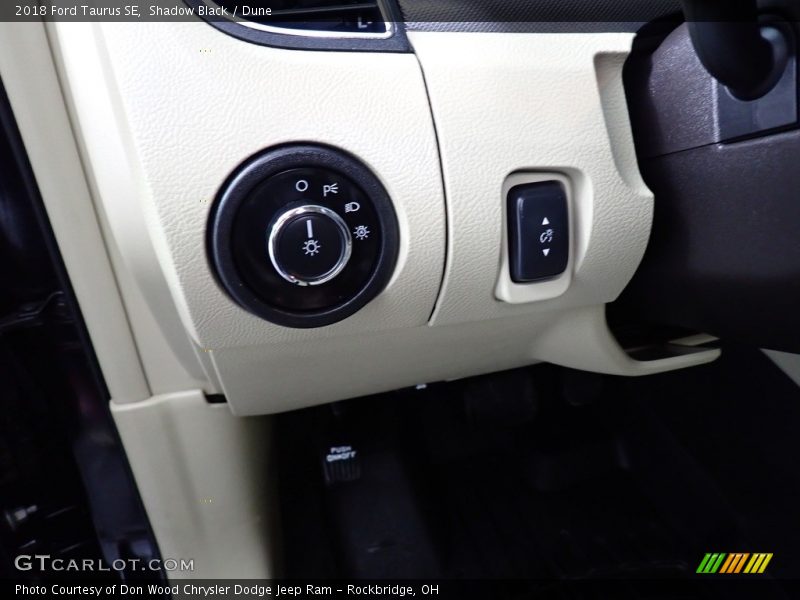 Shadow Black / Dune 2018 Ford Taurus SE