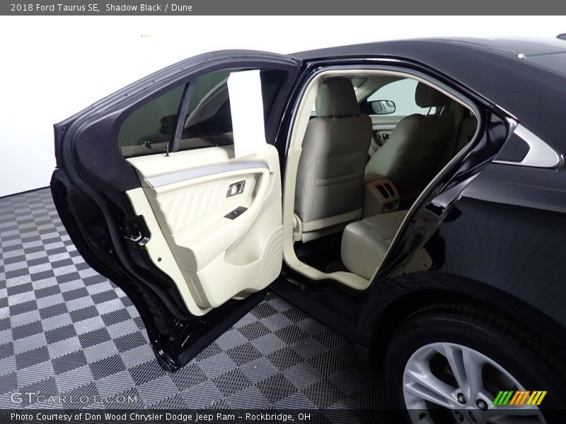 Shadow Black / Dune 2018 Ford Taurus SE