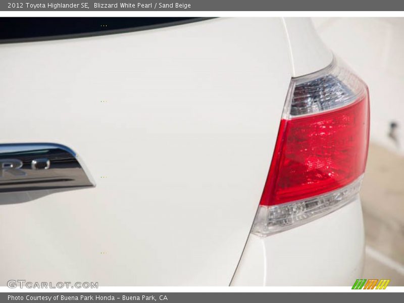 Blizzard White Pearl / Sand Beige 2012 Toyota Highlander SE