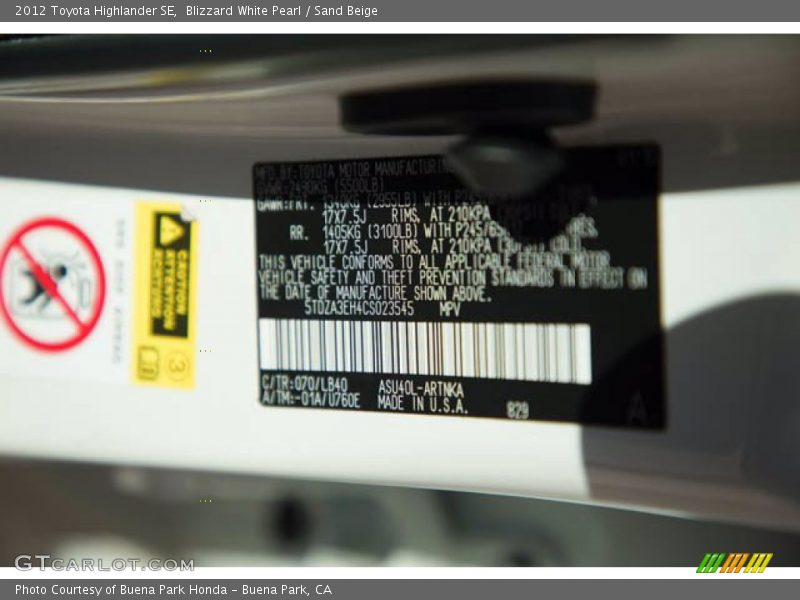 Blizzard White Pearl / Sand Beige 2012 Toyota Highlander SE