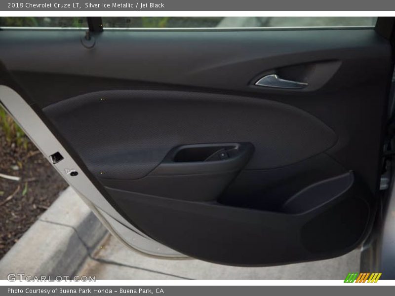 Silver Ice Metallic / Jet Black 2018 Chevrolet Cruze LT