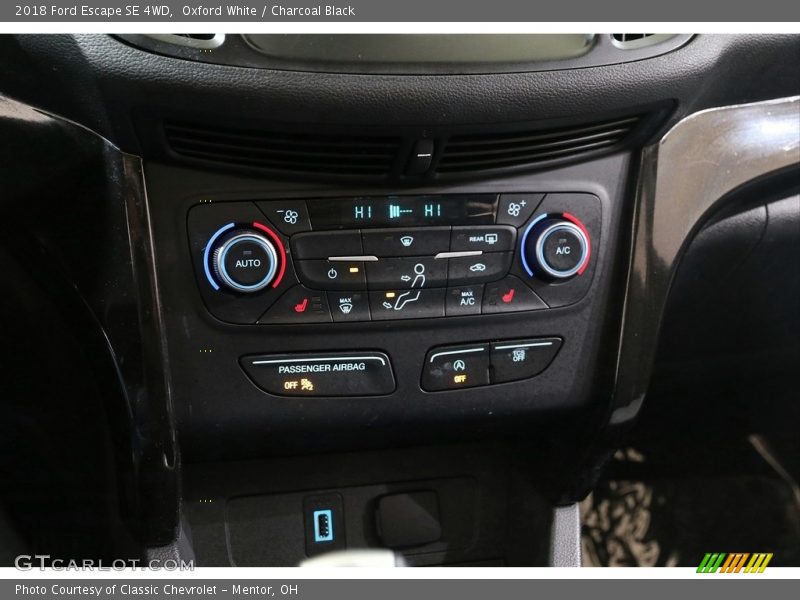 Oxford White / Charcoal Black 2018 Ford Escape SE 4WD