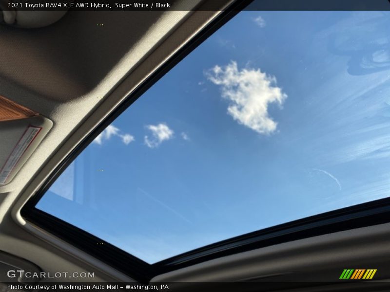 Super White / Black 2021 Toyota RAV4 XLE AWD Hybrid
