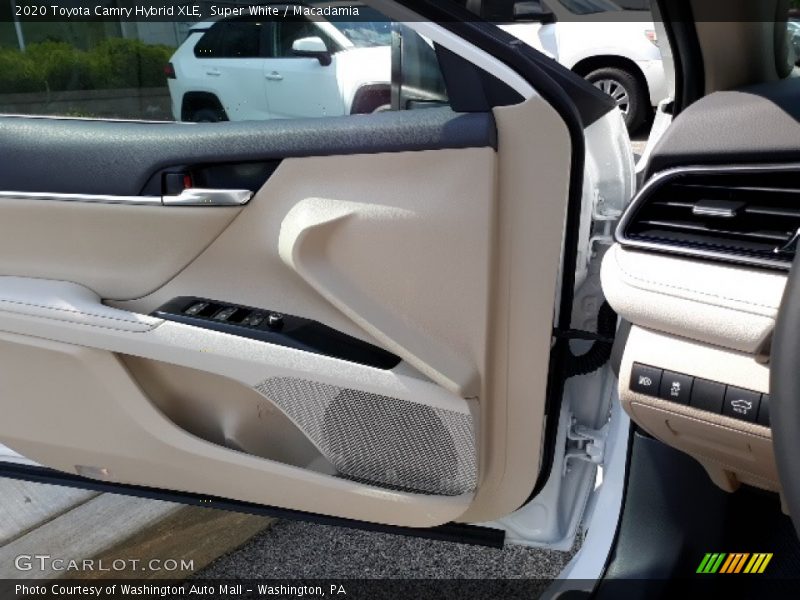 Super White / Macadamia 2020 Toyota Camry Hybrid XLE