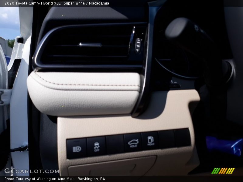 Super White / Macadamia 2020 Toyota Camry Hybrid XLE