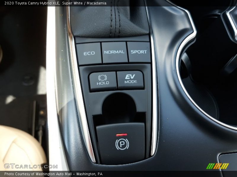 Super White / Macadamia 2020 Toyota Camry Hybrid XLE