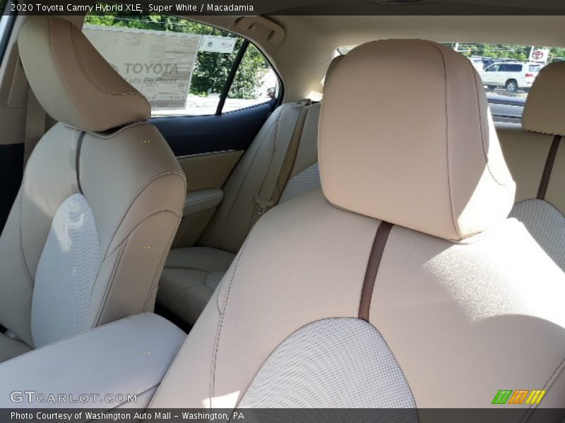 Super White / Macadamia 2020 Toyota Camry Hybrid XLE