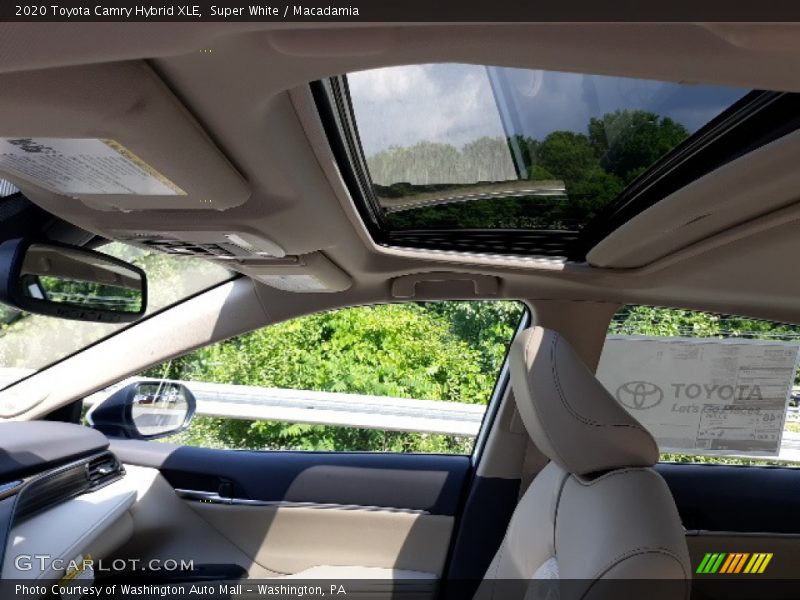 Super White / Macadamia 2020 Toyota Camry Hybrid XLE