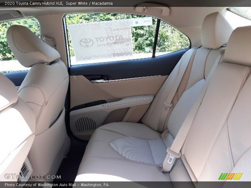 Super White / Macadamia 2020 Toyota Camry Hybrid XLE