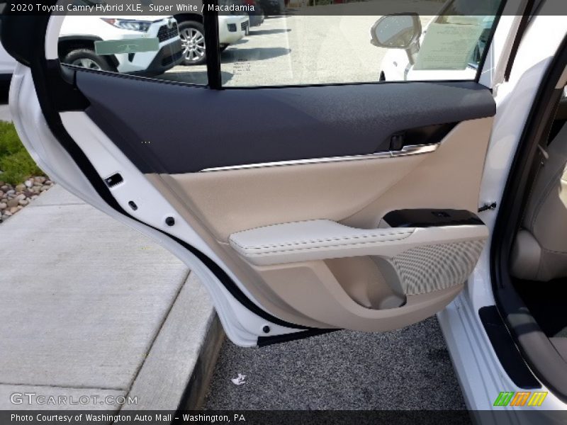 Super White / Macadamia 2020 Toyota Camry Hybrid XLE