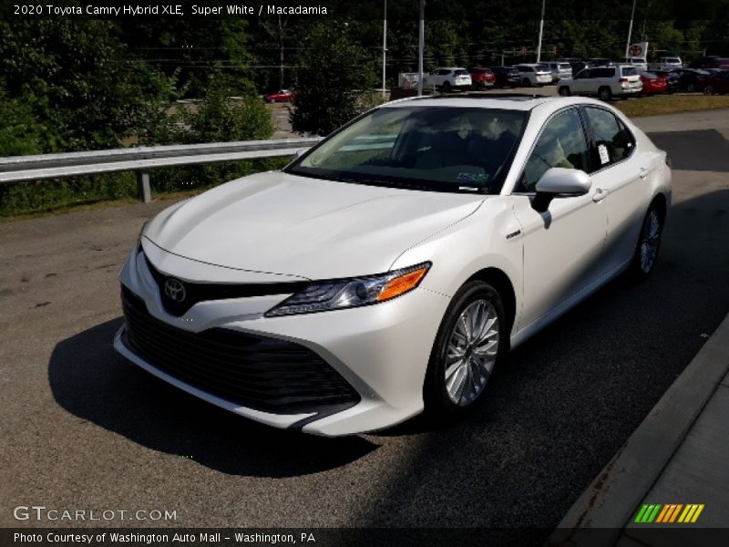 Super White / Macadamia 2020 Toyota Camry Hybrid XLE