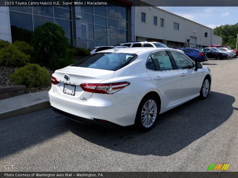 Super White / Macadamia 2020 Toyota Camry Hybrid XLE