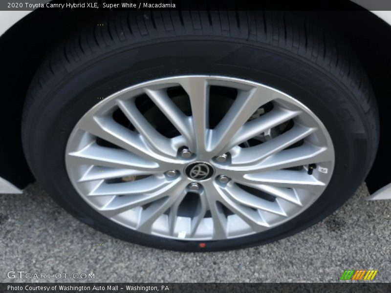 Super White / Macadamia 2020 Toyota Camry Hybrid XLE
