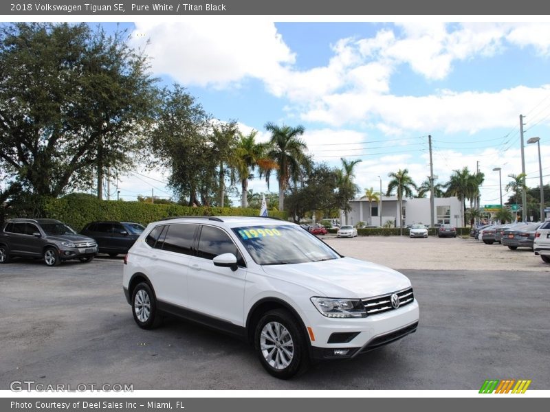 Pure White / Titan Black 2018 Volkswagen Tiguan SE