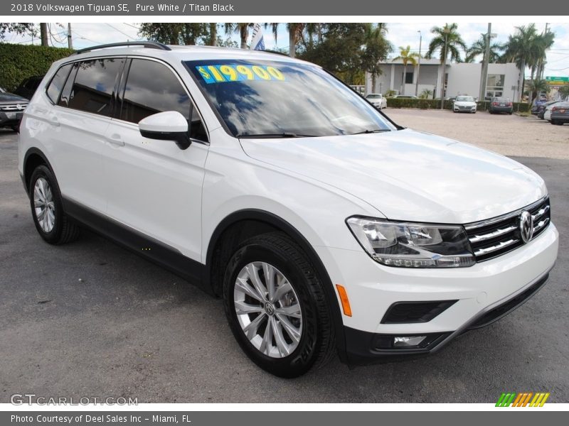 Pure White / Titan Black 2018 Volkswagen Tiguan SE