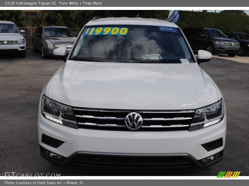 Pure White / Titan Black 2018 Volkswagen Tiguan SE
