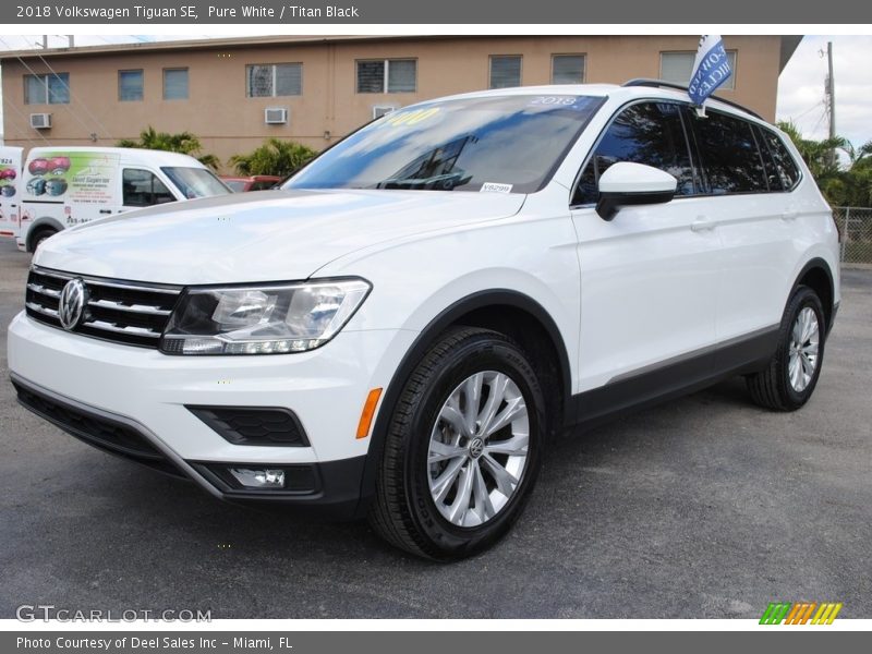 Pure White / Titan Black 2018 Volkswagen Tiguan SE