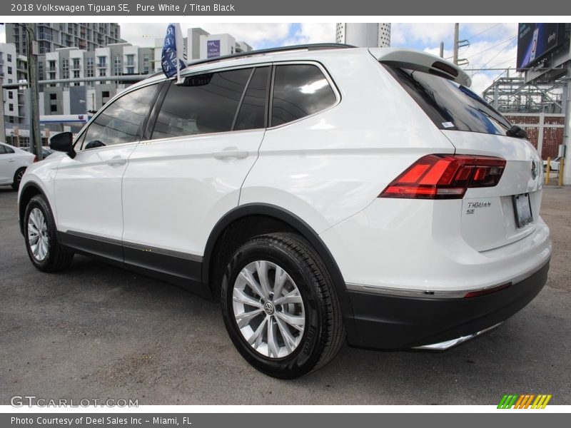 Pure White / Titan Black 2018 Volkswagen Tiguan SE