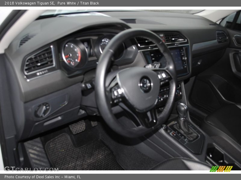 Pure White / Titan Black 2018 Volkswagen Tiguan SE