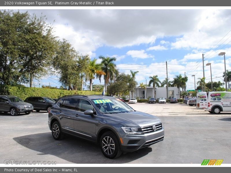 Platinum Gray Metallic / Titan Black 2020 Volkswagen Tiguan SE