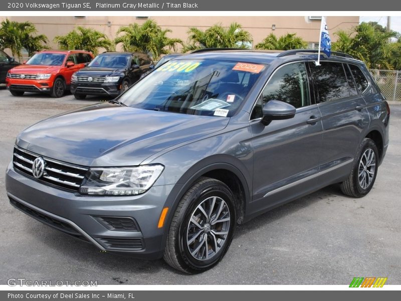 Platinum Gray Metallic / Titan Black 2020 Volkswagen Tiguan SE