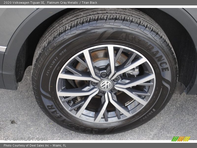 Platinum Gray Metallic / Titan Black 2020 Volkswagen Tiguan SE