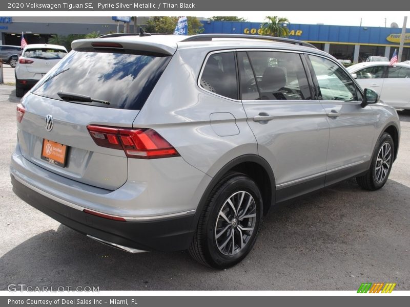 Pyrite Silver Metallic / Titan Black 2020 Volkswagen Tiguan SE