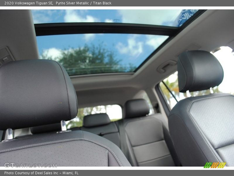 Pyrite Silver Metallic / Titan Black 2020 Volkswagen Tiguan SE