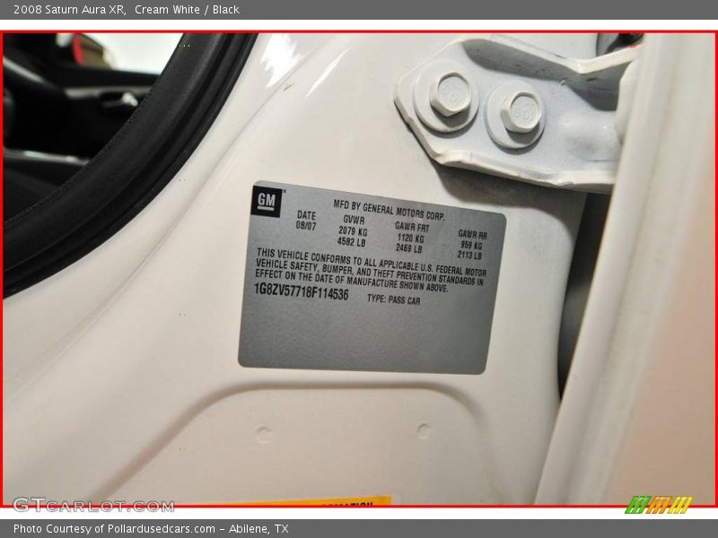 Cream White / Black 2008 Saturn Aura XR