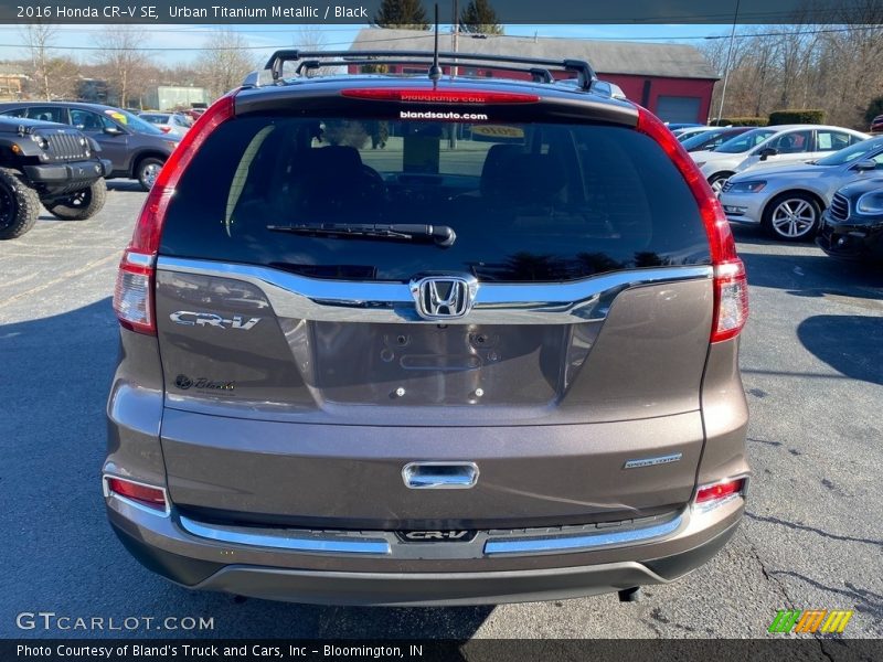 Urban Titanium Metallic / Black 2016 Honda CR-V SE