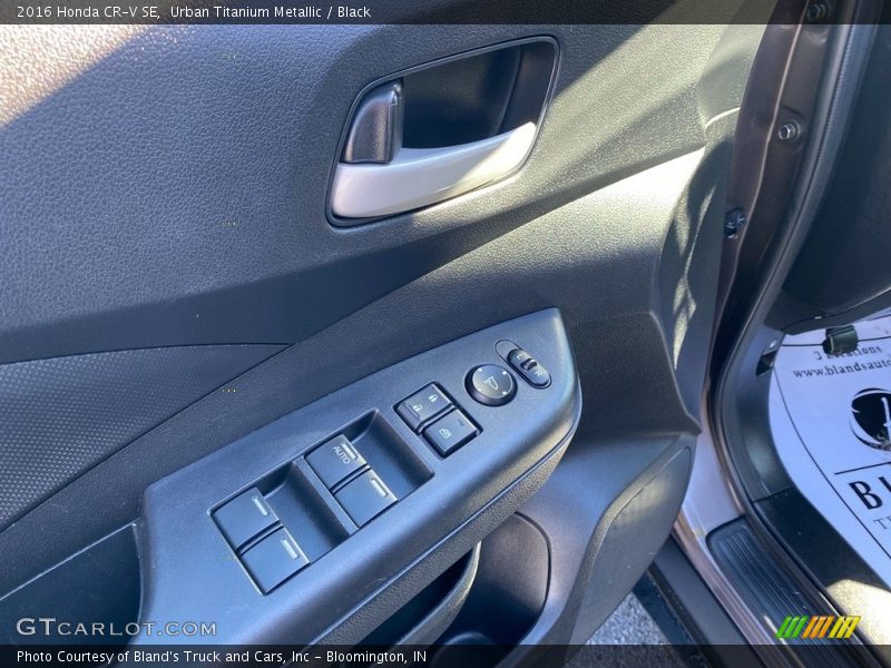 Urban Titanium Metallic / Black 2016 Honda CR-V SE