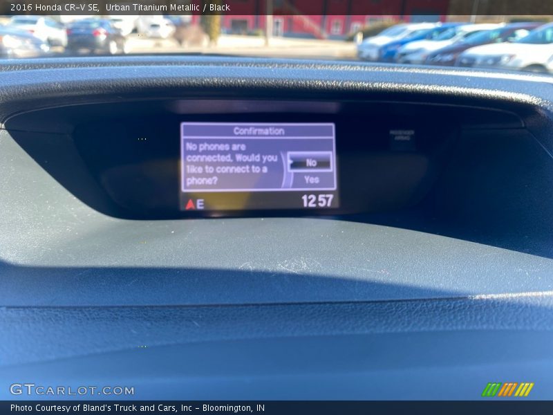 Urban Titanium Metallic / Black 2016 Honda CR-V SE